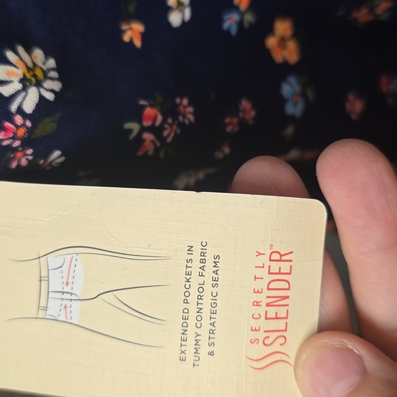 St. John's Bay Blue Floral Capris, Plus Size 22W, NWT - Picture 4 of 4